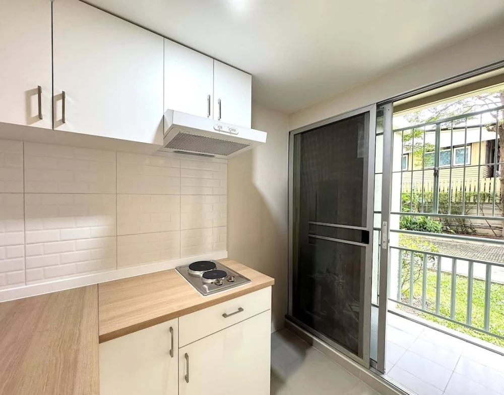 For sale: Lumpini Place Rama 8, corner unit, decorated with wallpaper and herringbone SPC wood flooring for a warm and inviting feel. Book now!