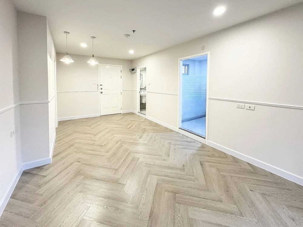 For sale: Lumpini Place Rama 8, corner unit, decorated with wallpaper and herringbone SPC wood flooring for a warm and inviting feel. Book now!