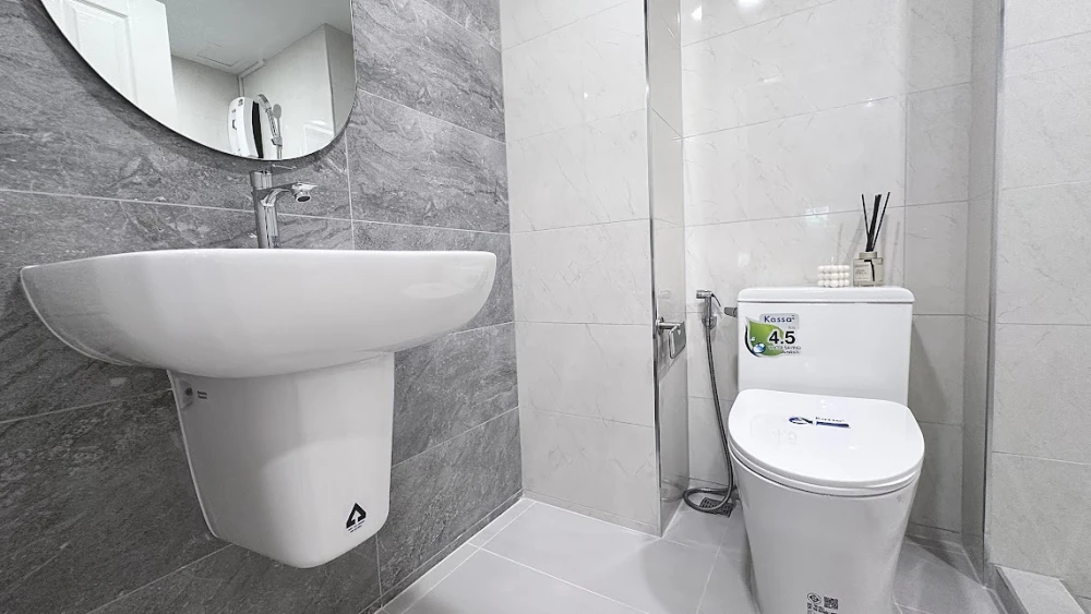 For sale: Lumpini Place Rama 8, corner unit, decorated with wallpaper and herringbone SPC wood flooring for a warm and inviting feel. Book now!