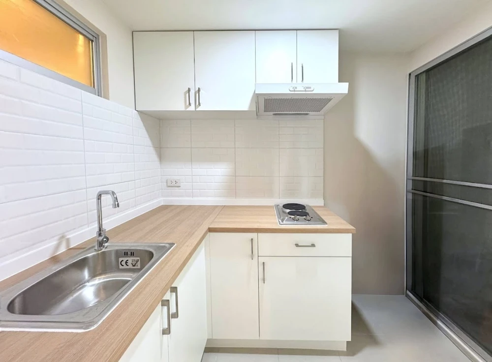 For sale: Lumpini Place Rama 8, corner unit, decorated with wallpaper and herringbone SPC wood flooring for a warm and inviting feel. Book now!