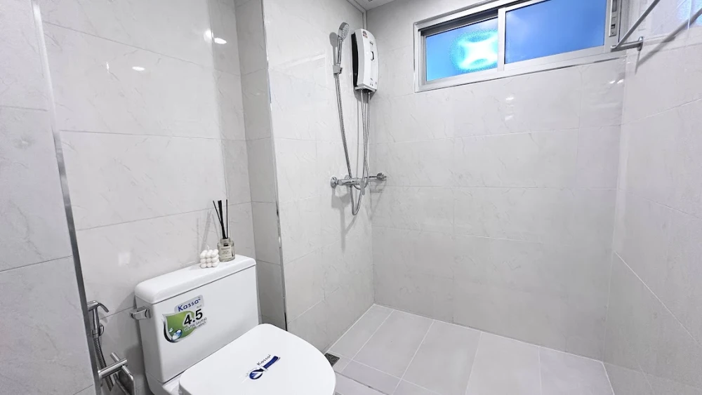 For sale: Lumpini Place Rama 8, corner unit, decorated with wallpaper and herringbone SPC wood flooring for a warm and inviting feel. Book now!