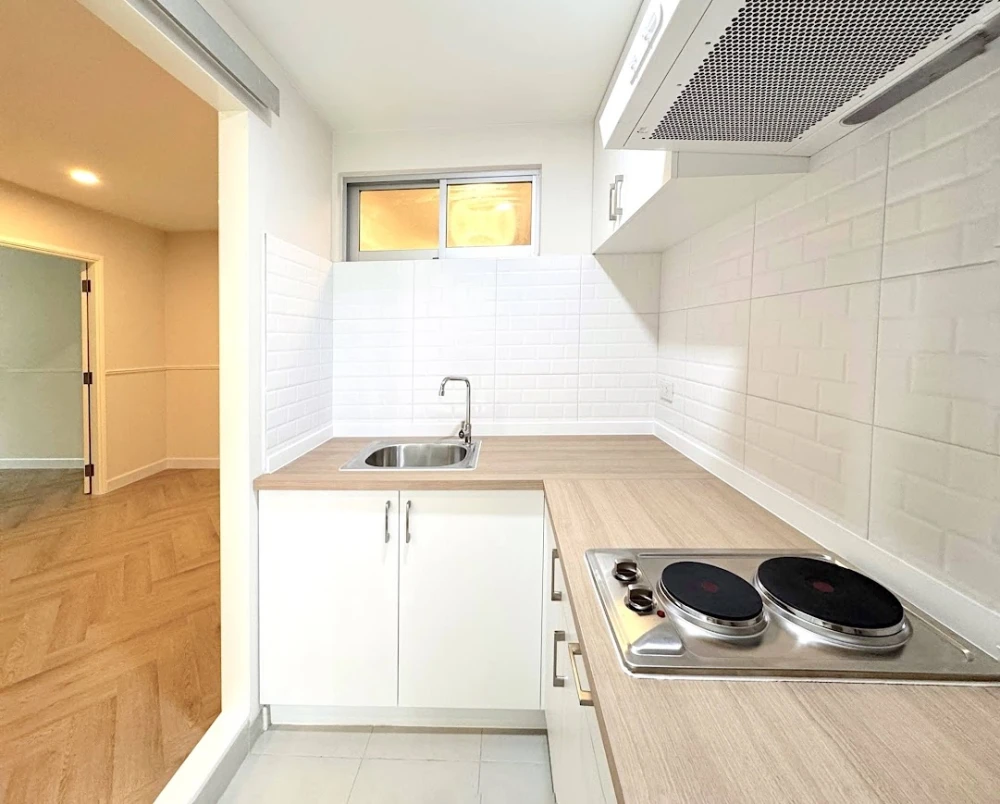 For sale: Lumpini Place Rama 8, corner unit, decorated with wallpaper and herringbone SPC wood flooring for a warm and inviting feel. Book now!