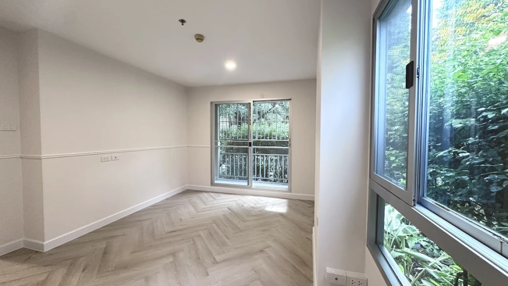 For sale: Lumpini Place Rama 8, corner unit, decorated with wallpaper and herringbone SPC wood flooring for a warm and inviting feel. Book now!