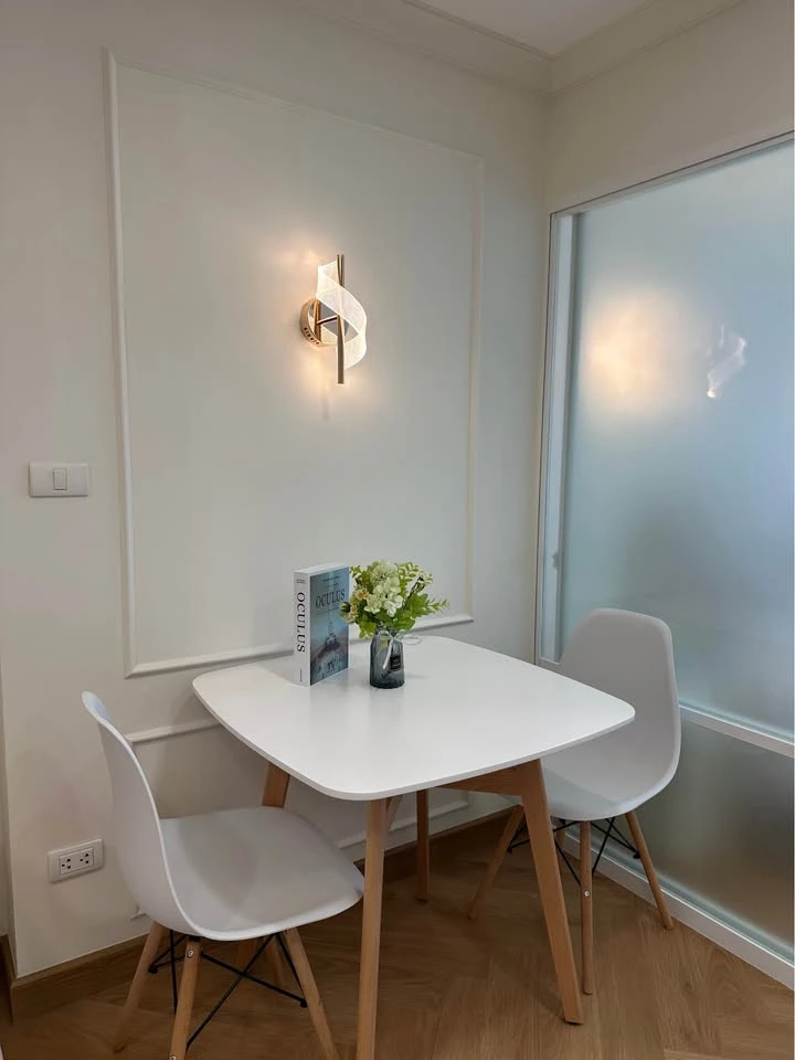 For sale: Lumpini Place Rama 9-Ratchada. Well-divided units, near fire escape, and decorated in a Modern Classic style. A must-see!