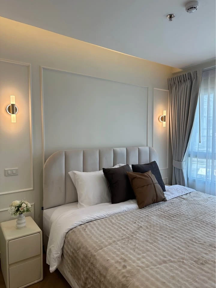For sale: Lumpini Place Rama 9-Ratchada. Well-divided units, near fire escape, and decorated in a Modern Classic style. A must-see!