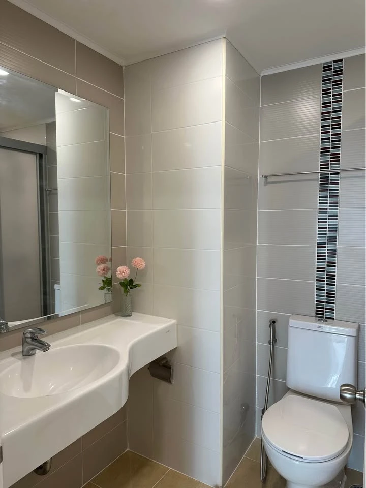 For sale: Lumpini Place Rama 9-Ratchada. Well-divided units, near fire escape, and decorated in a Modern Classic style. A must-see!