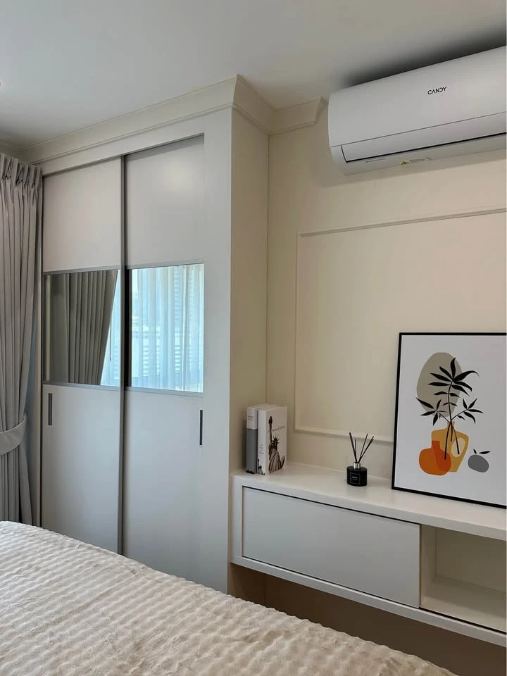 For sale: Lumpini Place Rama 9-Ratchada. Well-divided units, near fire escape, and decorated in a Modern Classic style. A must-see!