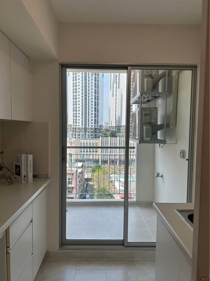 For sale: Lumpini Place Rama 9-Ratchada. Well-divided units, near fire escape, and decorated in a Modern Classic style. A must-see!