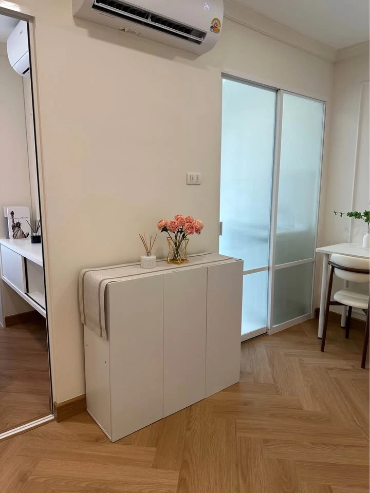 For sale: Lumpini Place Rama 9-Ratchada. Well-divided units, near fire escape, and decorated in a Modern Classic style. A must-see!