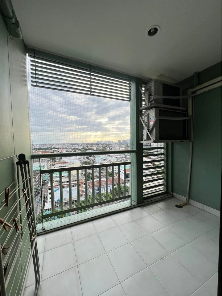 For sale: Lumpini Place Ratchada - Tha Phra, corner room, no room opposite, only one room attached, great view, cool breeze, book now