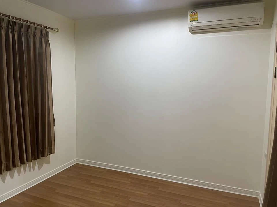 For sale: Lumpini Place Ratchada - Tha Phra, empty room, can be decorated as you like, view of the pool, hurry and reserve before you miss out.