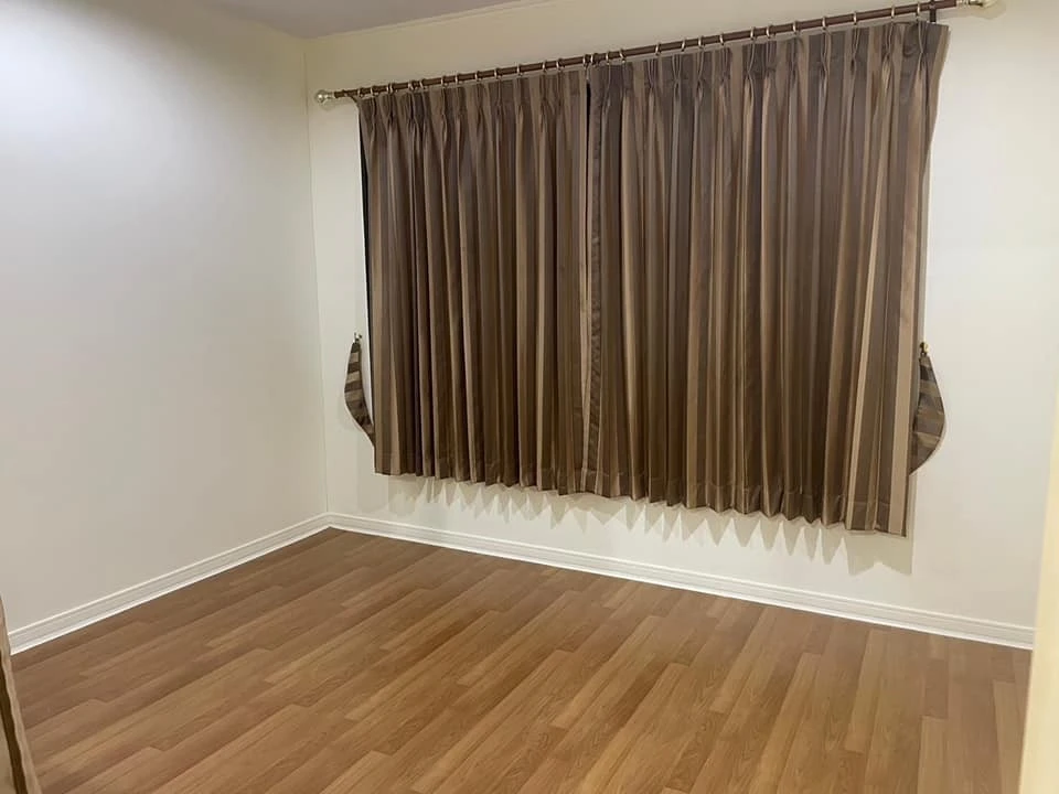 For sale: Lumpini Place Ratchada - Tha Phra, empty room, can be decorated as you like, view of the pool, hurry and reserve before you miss out.