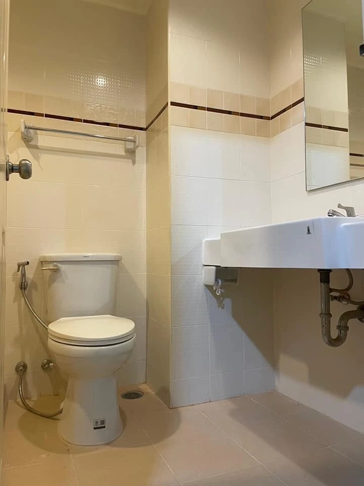 For sale: Lumpini Place Ratchada - Tha Phra, empty room, can be decorated as you like, view of the pool, hurry and reserve before you miss out.