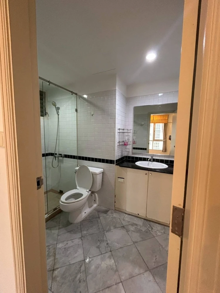 For sale: Lumpini Place Water Cliff, Building B, 16th floor. Every room has a swimming pool view and a large usable area. Book now!