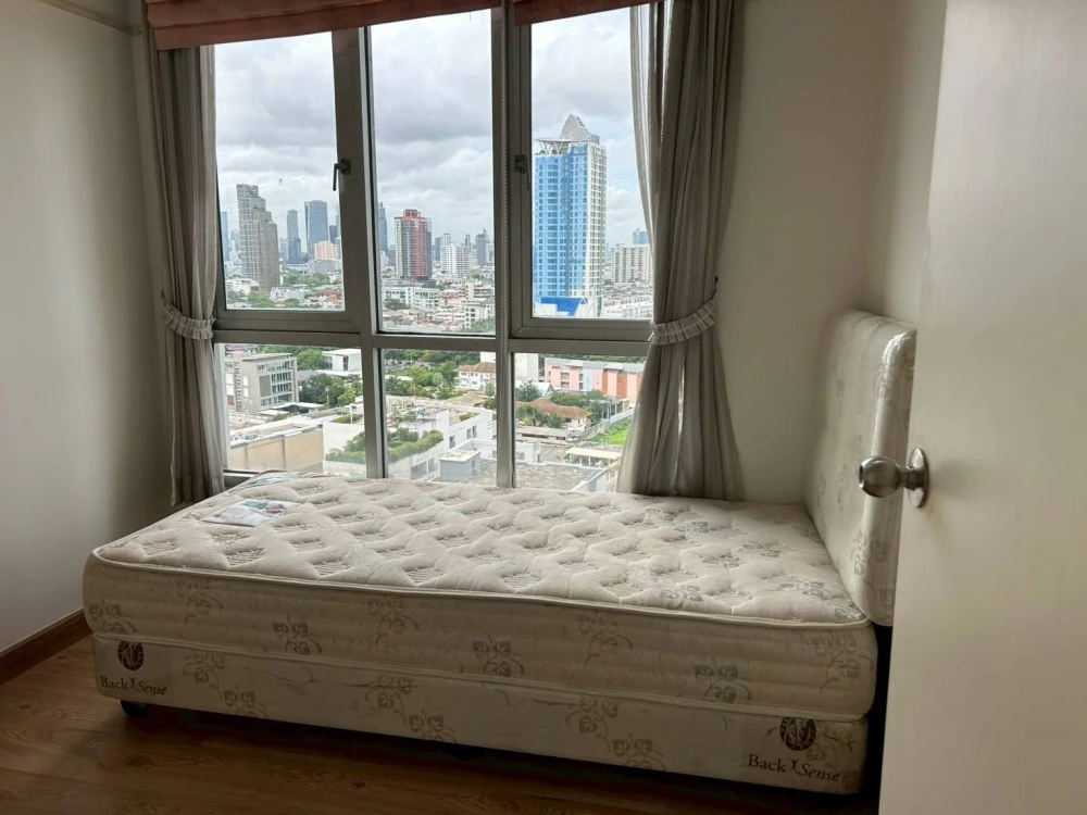 For sale: Lumpini Place Water Cliff, Building B, 16th floor. Every room has a swimming pool view and a large usable area. Book now!