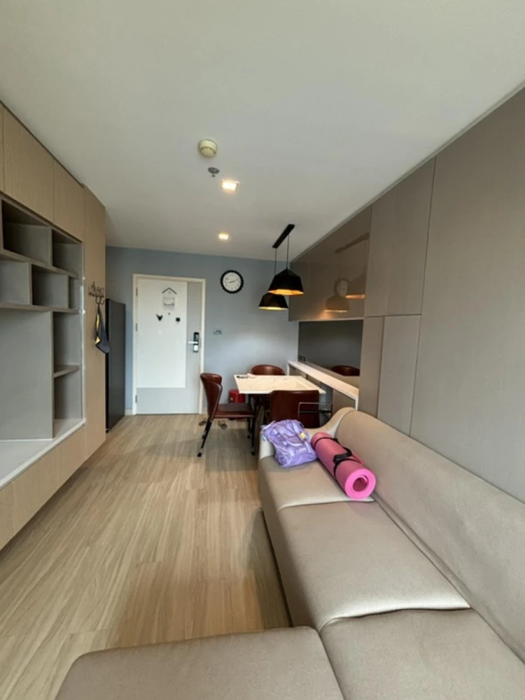 For sale: Lumpini Place Srinakarin - Hua Mak Station, fully furnished and equipped with appliances. Reserve now!
