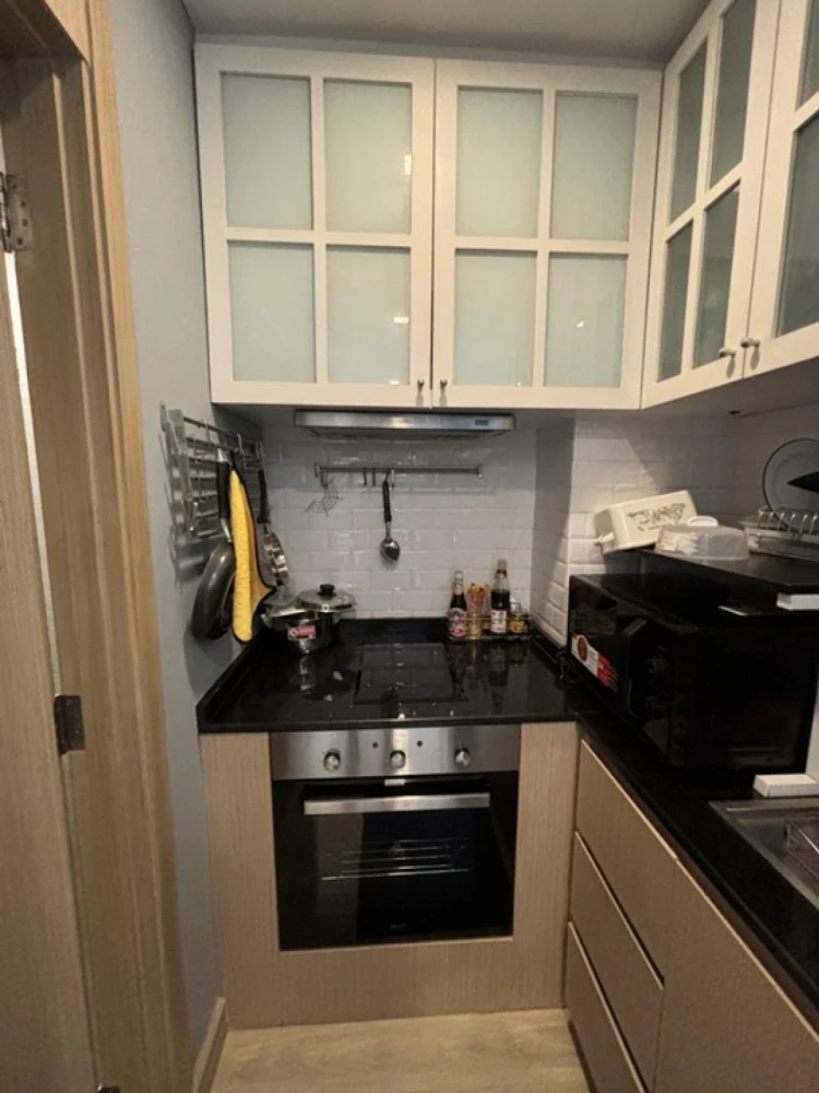 For sale: Lumpini Place Srinakarin - Hua Mak Station, fully furnished and equipped with appliances. Reserve now!