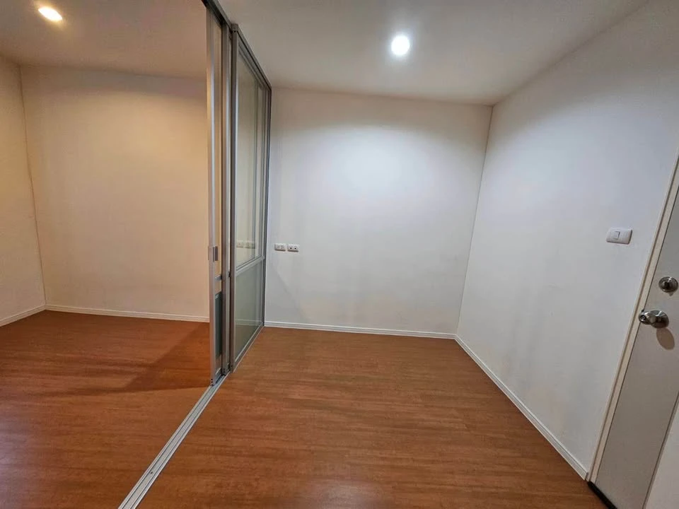 For sale or rent: Lumpini Mega City Bangna, empty corner room, not crowded, quiet, very private. Interested, book now.