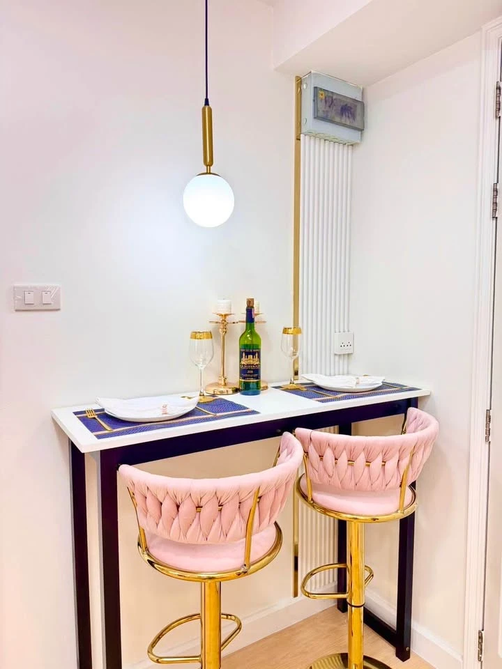 For sale: Lumpini Center Nawamin (Happyland Phase 5). The room is beautifully decorated in sweet pink tones but not too sweet. Looks good and classy.