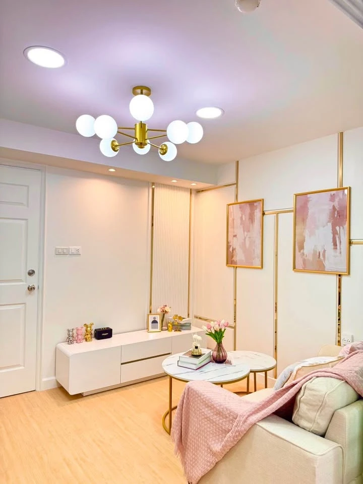 For sale: Lumpini Center Nawamin (Happyland Phase 5). The room is beautifully decorated in sweet pink tones but not too sweet. Looks good and classy.