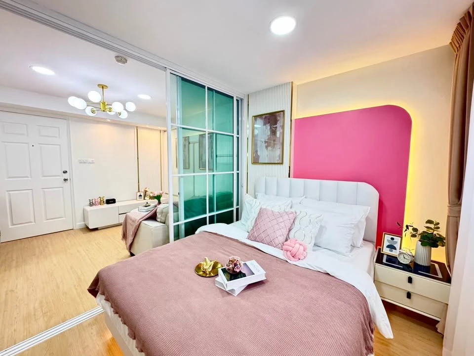 For sale: Lumpini Center Nawamin (Happyland Phase 5). The room is beautifully decorated in sweet pink tones but not too sweet. Looks good and classy.
