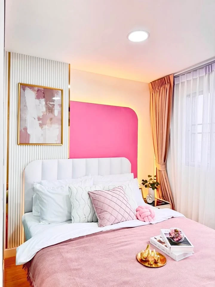 For sale: Lumpini Center Nawamin (Happyland Phase 5). The room is beautifully decorated in sweet pink tones but not too sweet. Looks good and classy.