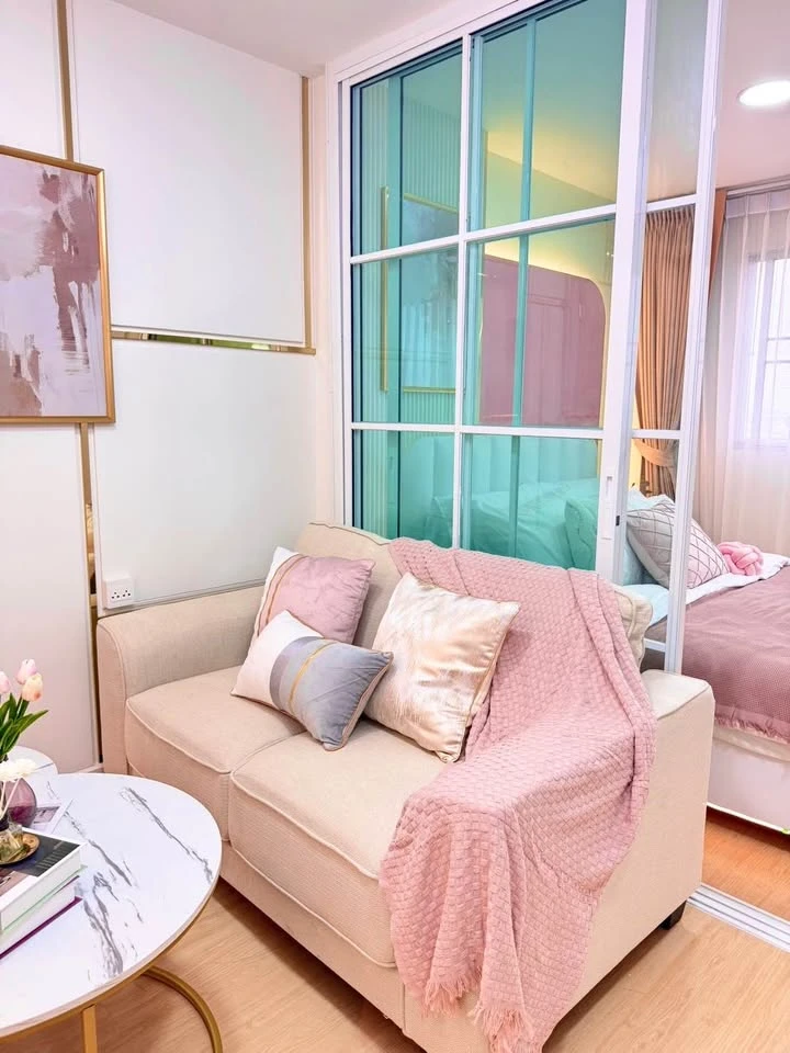 For sale: Lumpini Center Nawamin (Happyland Phase 5). The room is beautifully decorated in sweet pink tones but not too sweet. Looks good and classy.