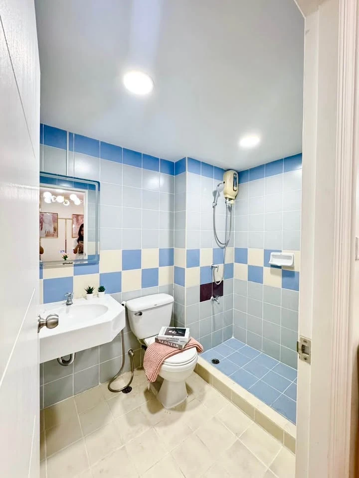 For sale: Lumpini Center Nawamin (Happyland Phase 5). The room is beautifully decorated in sweet pink tones but not too sweet. Looks good and classy.