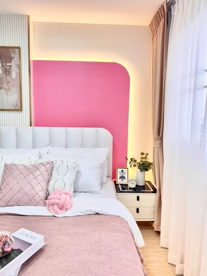 For sale: Lumpini Center Nawamin (Happyland Phase 5). The room is beautifully decorated in sweet pink tones but not too sweet. Looks good and classy.
