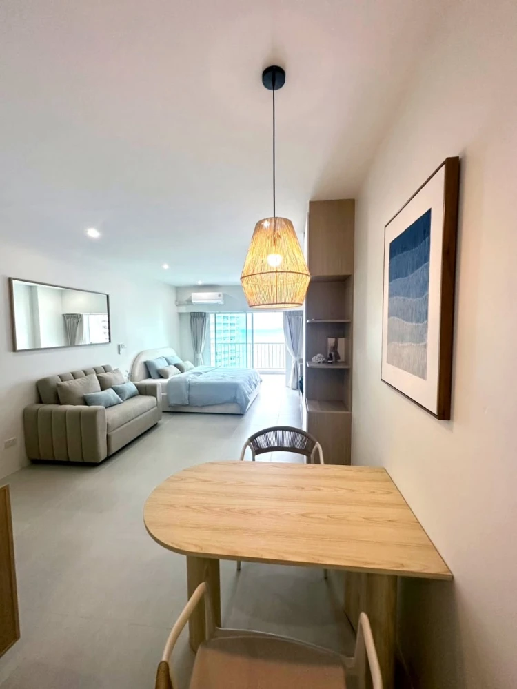 For sale: Wongamat Garden Beach Resort Condominium, Coastal Design style, fully furnished, no opposite units, good ventilation, private.