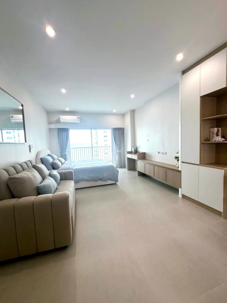 For sale: Wongamat Garden Beach Resort Condominium, Coastal Design style, fully furnished, no opposite units, good ventilation, private.