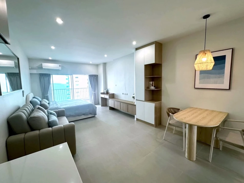 For sale: Wongamat Garden Beach Resort Condominium, Coastal Design style, fully furnished, no opposite units, good ventilation, private.