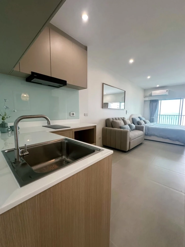 For sale: Wongamat Garden Beach Resort Condominium, Coastal Design style, fully furnished, no opposite units, good ventilation, private.