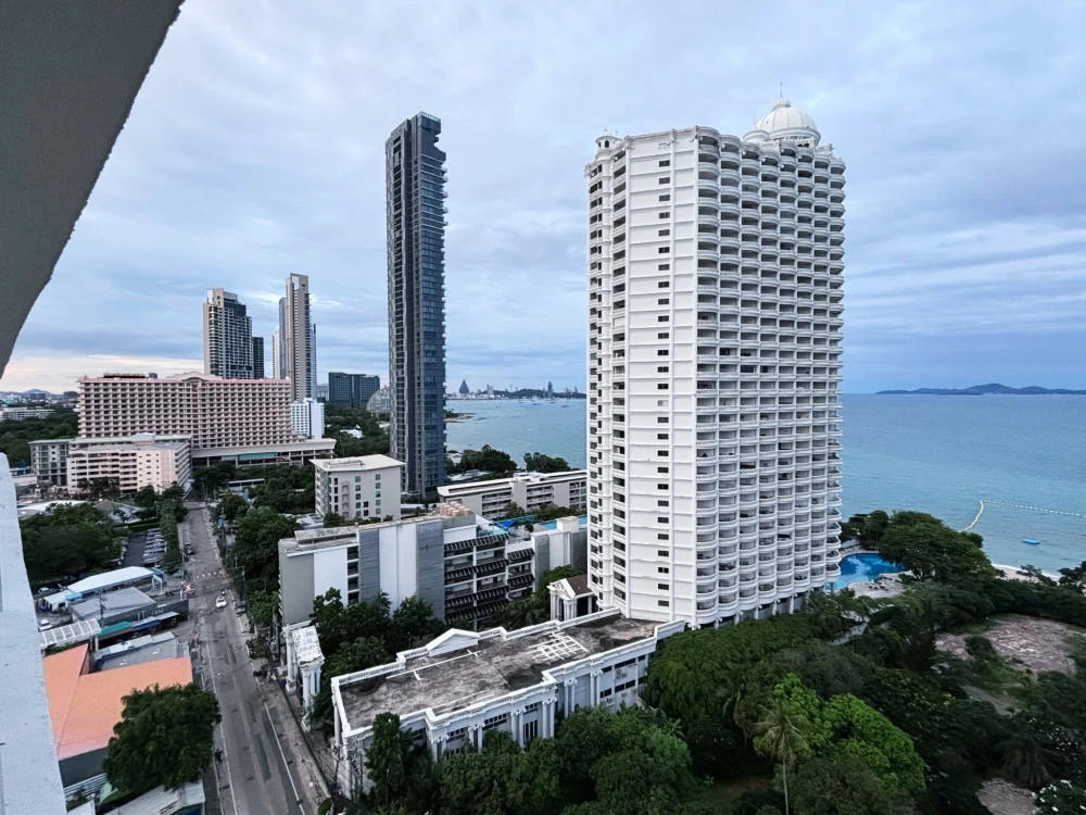 For sale: Wongamat Garden Beach Resort Condominium, Coastal Design style, fully furnished, no opposite units, good ventilation, private.