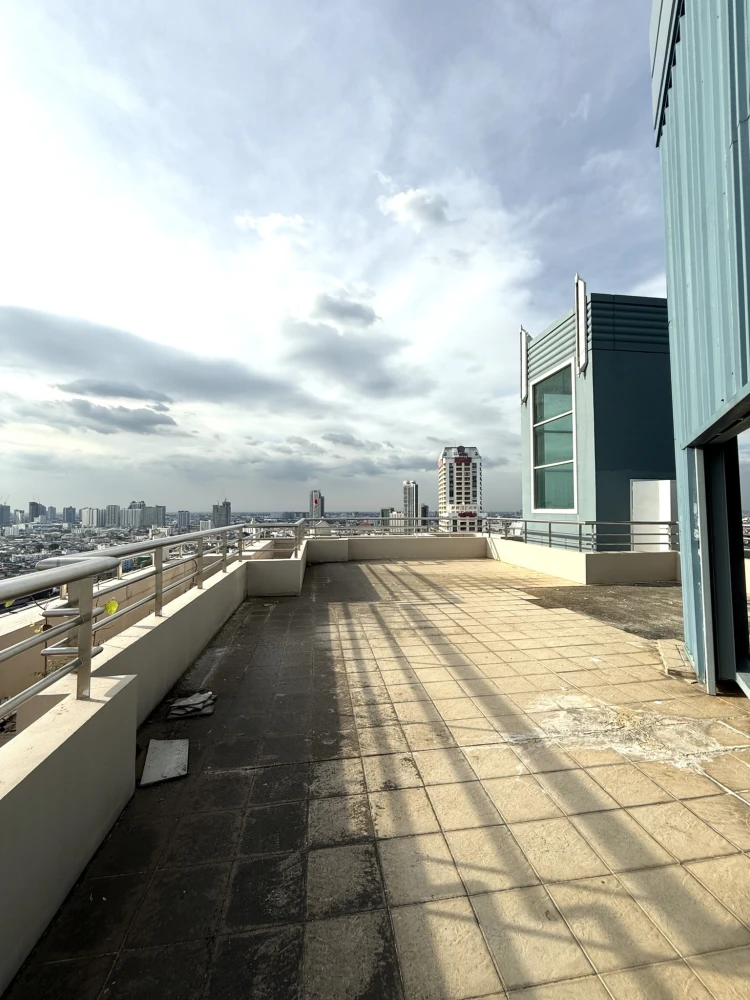 For sale: Watermark Chao Phraya River, 3-storey penthouse, high ceiling, over 100 sq m rooftop. Hurry and reserve now!