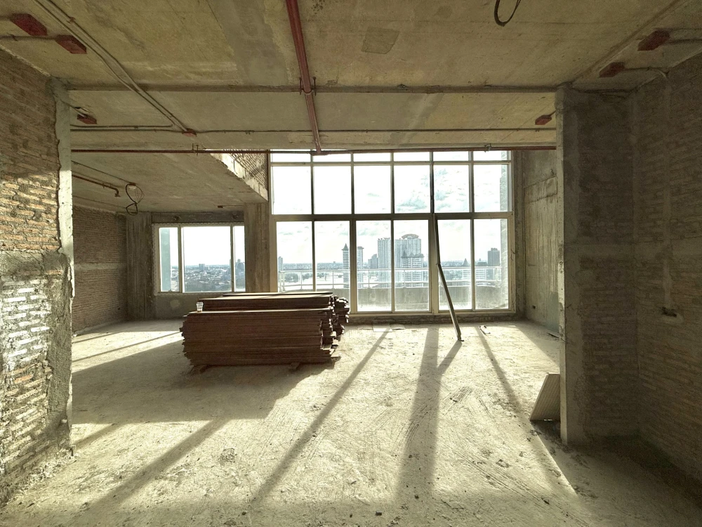 For sale: Watermark Chao Phraya River, 3-storey penthouse, high ceiling, over 100 sq m rooftop. Hurry and reserve now!