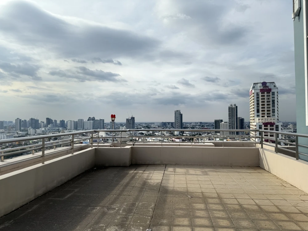 For sale: Watermark Chao Phraya River, 3-storey penthouse, high ceiling, over 100 sq m rooftop. Hurry and reserve now!