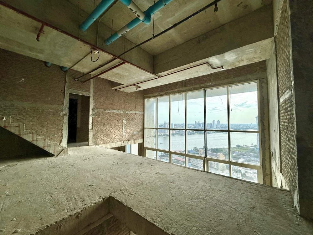 For sale: Watermark Chao Phraya River, 3-storey penthouse, high ceiling, over 100 sq m rooftop. Hurry and reserve now!
