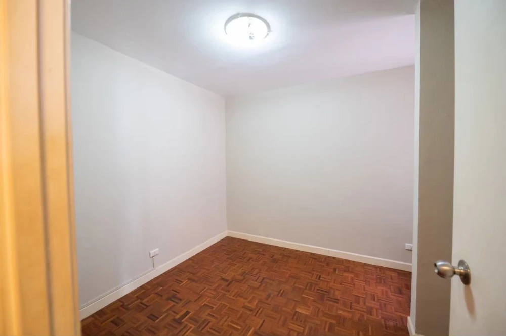 For sale: Victoria Lakeview Condominium, convenient transportation, original room, can be decorated as you like. Must book now.