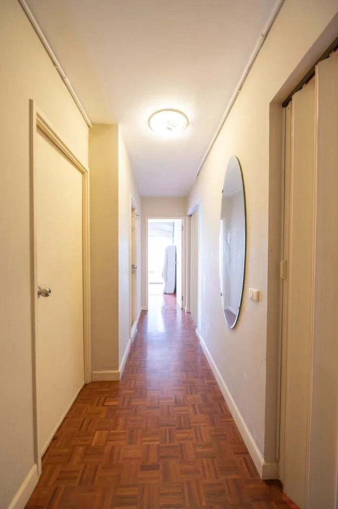 For sale: Victoria Lakeview Condominium, convenient transportation, original room, can be decorated as you like. Must book now.