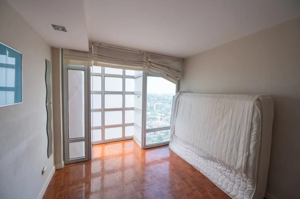 For sale: Victoria Lakeview Condominium, convenient transportation, original room, can be decorated as you like. Must book now.