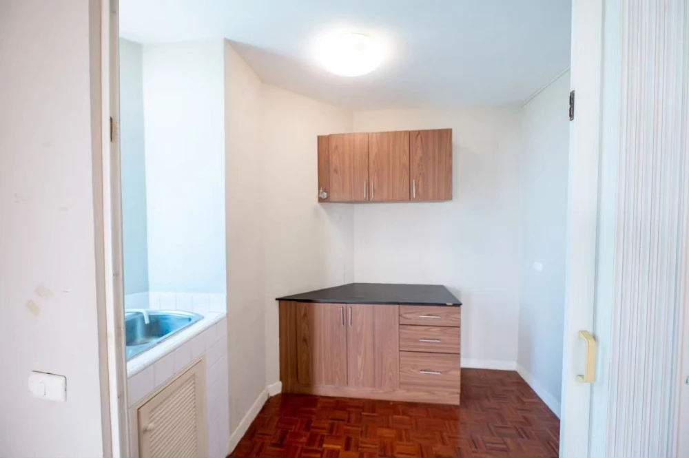 For sale: Victoria Lakeview Condominium, convenient transportation, original room, can be decorated as you like. Must book now.