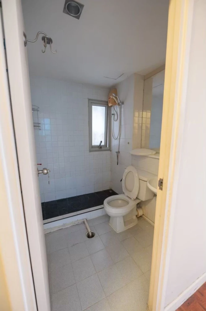 For sale: Victoria Lakeview Condominium, convenient transportation, original room, can be decorated as you like. Must book now.