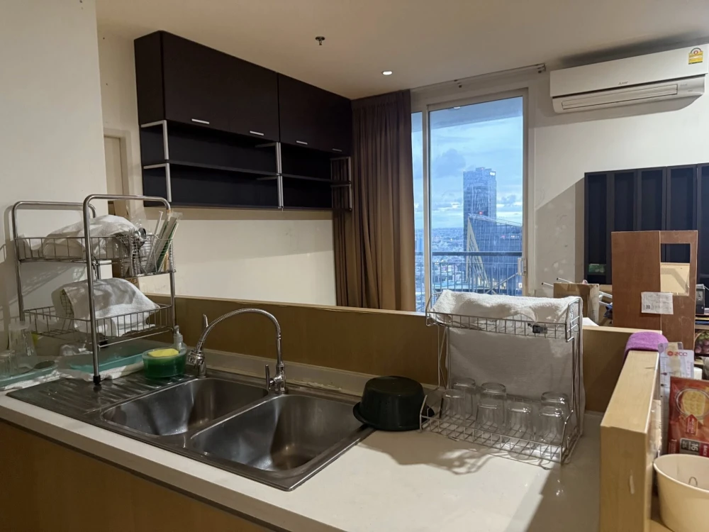 For sale: Villa Ratchadevi, corner room on the 40th floor, sunset view of the capital city, don't miss it.