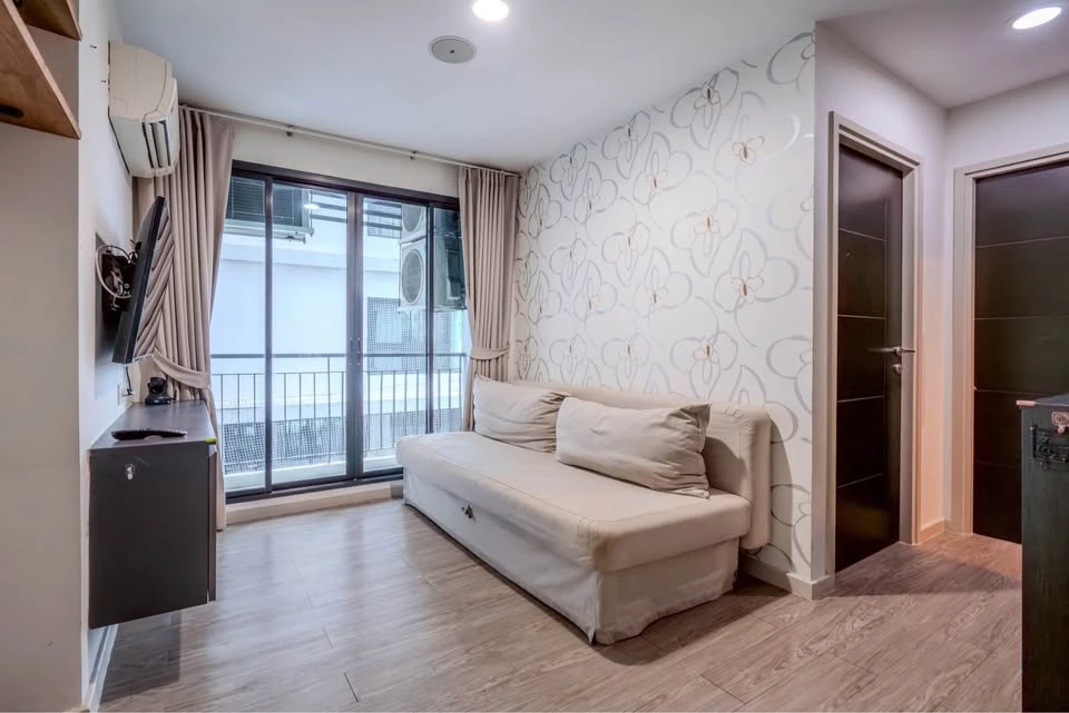 Villa Lasalle for sale, Building A, 3rd floor, 2 bedrooms, 1 bathroom, wallpapered throughout the room, just bring your belongings and move in.