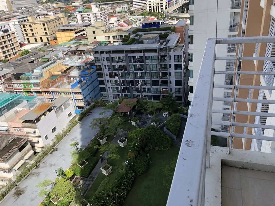 For sale: Villa Sathorn, large usable area, pleasant garden view, complete with furniture, ready to move in