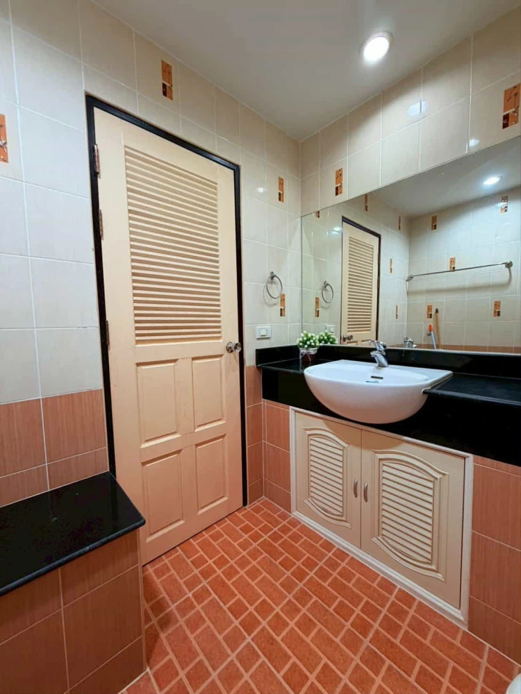 For sale, Jomtien Sea View Condominium 1, Building A, 4th floor, has basic furniture, must reserve this type.