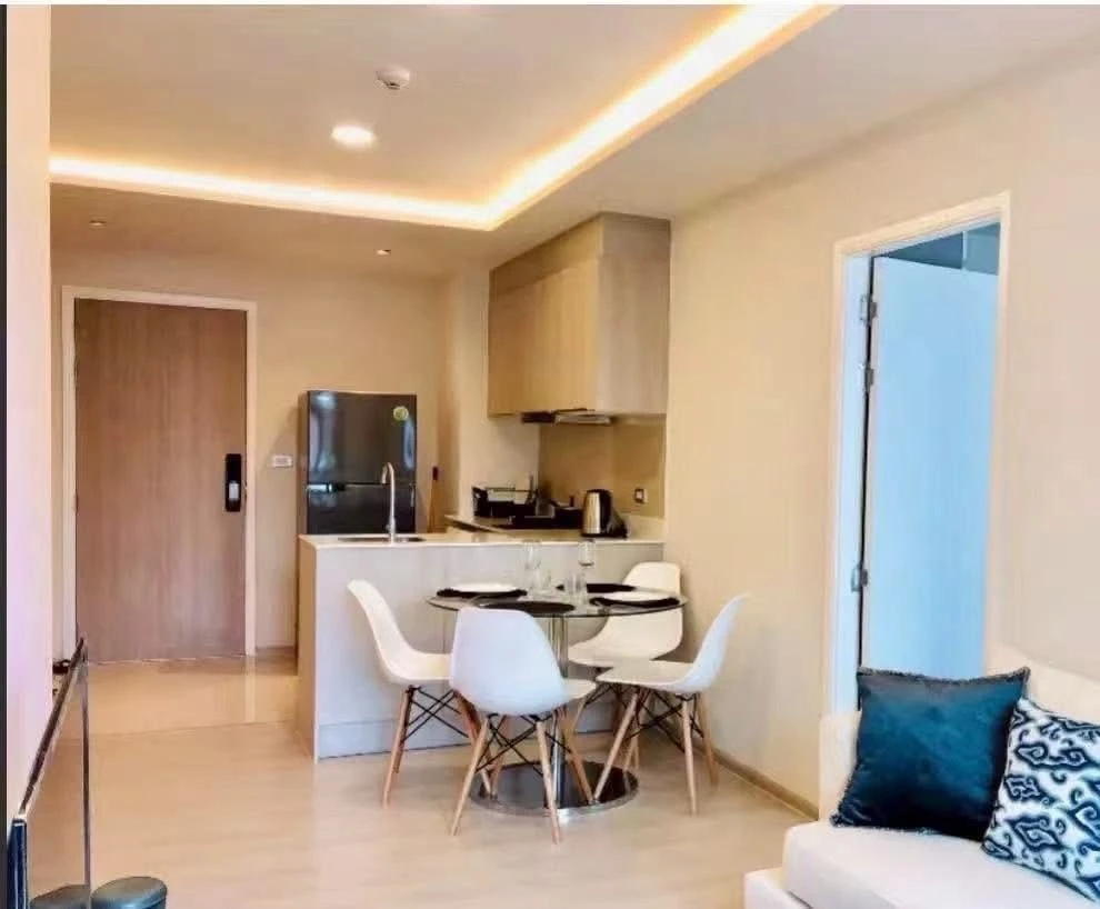 For sale: Vithara Sukhumvit 36. Spacious, ready-to-move-in unit with full furniture. Just bring your belongings and move in! Book now before it's too