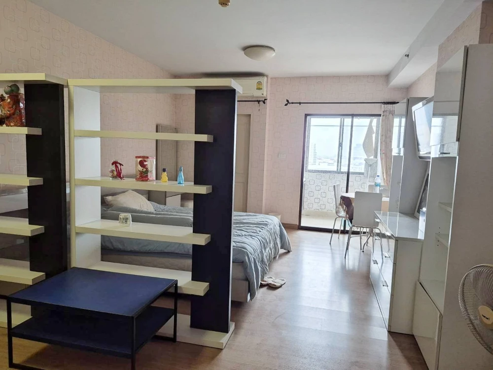 Selling a Supalai City Resort Ramkhamhaeng condo. High floor unit with excellent ventilation and unobstructed views, including a wide view extending t
