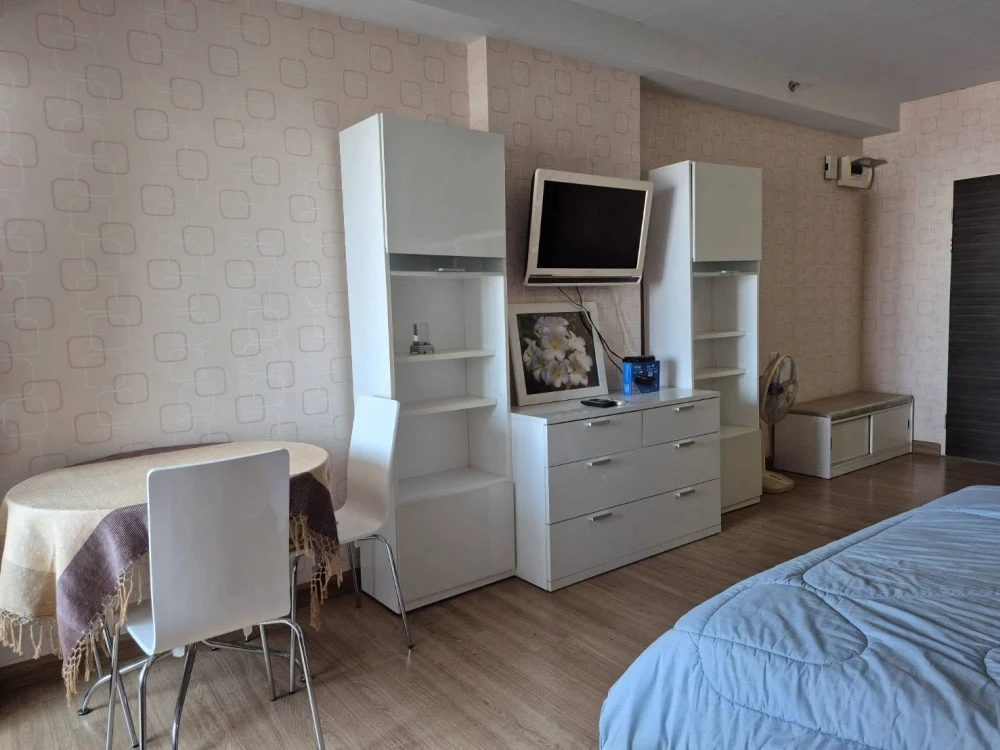 Selling a Supalai City Resort Ramkhamhaeng condo. High floor unit with excellent ventilation and unobstructed views, including a wide view extending t